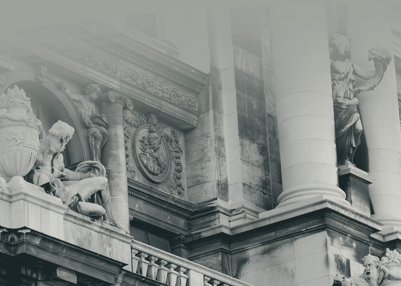 Detalhe de fachada em pedra de edifício institucional